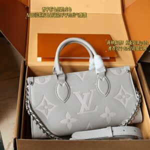 230 box
Size: 19 * 14cm (small)
Cute and lovely chicken yellow/very suitable for summer color matching~
Xiaoxiangjia Coco Handle Handbag
Grain leather material
Original hardware!