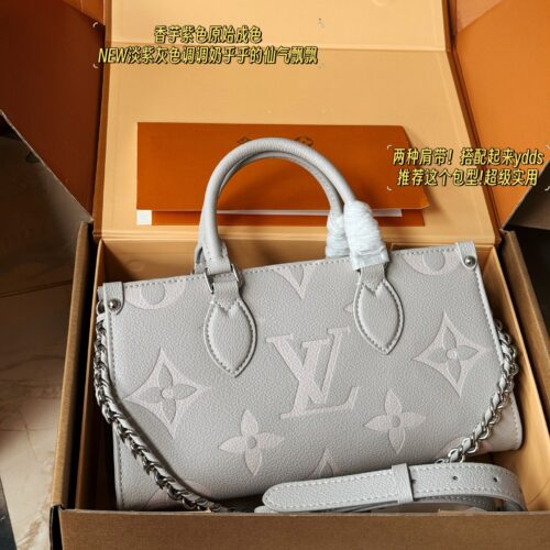 230 box
size：25*13cm
Highly anticipated by everyone!
L Home OnTheGo East West
NEW Light purple gray tone with a milky and ethereal aura
configuration ? Two types of shoulder straps!
Paired with YDDS
Recommend this bag type! Super practical