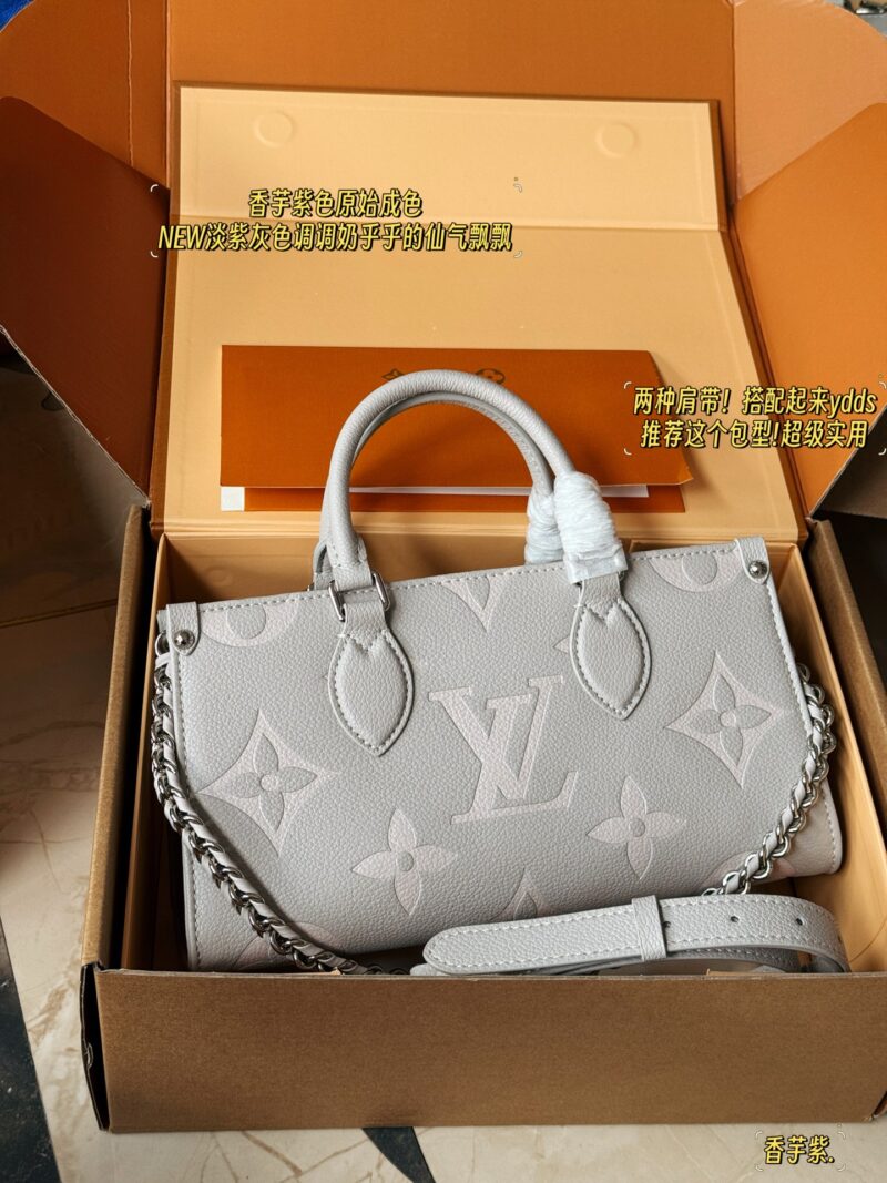982cb4f23f.jpg 230 box
size:25*13cm
Highly anticipated by everyone!
L Home OnTheGo East West
NEW Light purple gray tone with a milky and ethereal aura
configuration ? Two types of shoulder straps!
Paired with YDDS
Recommend this bag type! Super practical