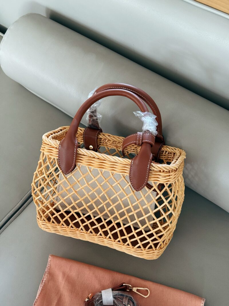 983968592f.jpg 250 boxes
size:24*18cm
Miumiu Summer Limited Edition|
New woven vegetable basket
A chaotic hobo bamboo woven bag with a raging fire
The cute cowhide iconic logo becomes a highlight, it's so beautiful