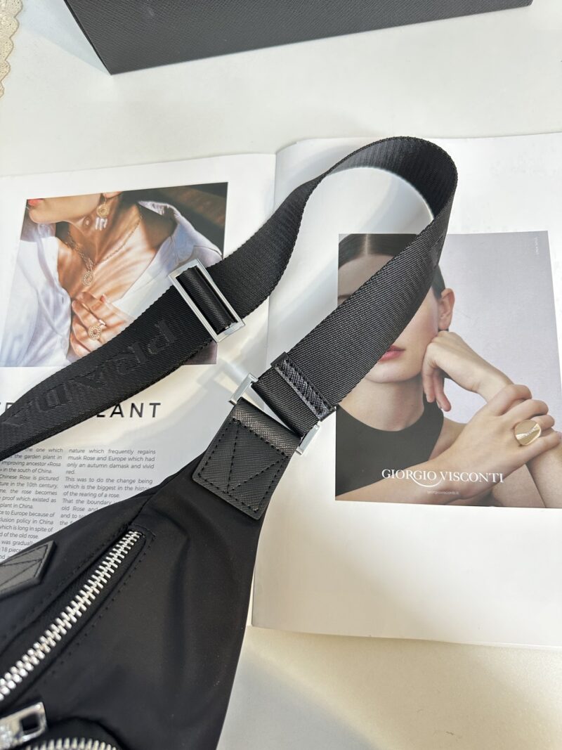 Comes with PRADA gift box, size 30x15 waist bag/chest bag model 2VH 165. This waist bag design is not only practical but also enhances the overall design sense, making it easy to raise the body proportion. The bag can be worn as a chest bag or crossb...