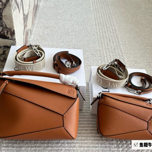 320 210 box (backpack)
Size: 24 * 15cm (large)
18 * 10cm (mini)
Loewe Geometry Package Puzzle
Truly cannot be missed,
?? Cowhide quality!
Completely hold on!
Luoyiwei | A perfect shoulder strap