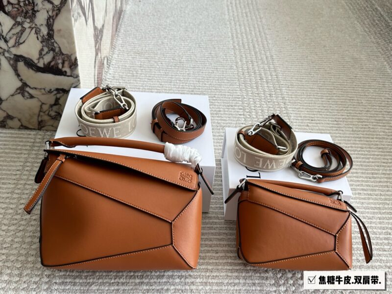 320 210 box (backpack)
Size: 24 * 15cm (large)
18 * 10cm (mini)
Loewe Geometry Package Puzzle
Truly cannot be missed,
?? Cowhide quality!
Completely hold on!
Luoyiwei | A perfect shoulder strap