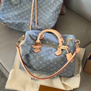 290 box upgrade version y
size：30*21cm
Come and take a look at L's Speedy30 pillow bag
Size 30cm is suitable for daily use and travel!
I really like this size
Very useful! Too cool!
This denim bag exudes a vintage atmosphere and is packed with UP!