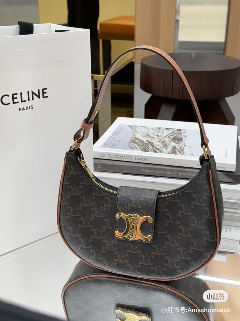 987057f8f5.jpg Celine's Ava Underarm Bag, a vintage flower, has released a new big logo. It's on the market, just a stroll in the store
I had no idea about this new product being launched
But compared to the old Ava, the new Ava
Feeling exaggerated, I instantly wan...