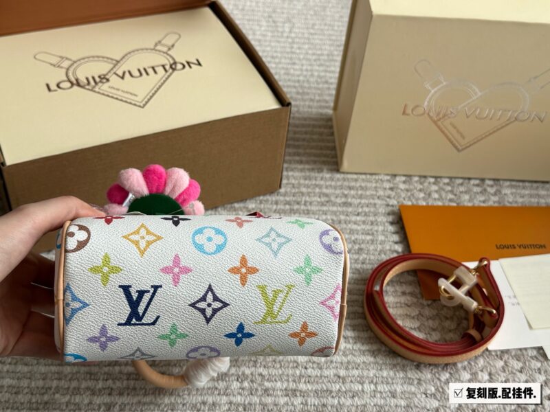 987cc97b42.jpg 215 Remastered Edition (Comes with Box)
size:16*10cm
Murakami Takashi Joint Cooperation Payment
L Home SS2022 Speedy Nano
Purchasing channels
Taiwanese customers order vintage flowers+hardware+color changing leather
The shoulder strap can be disass...