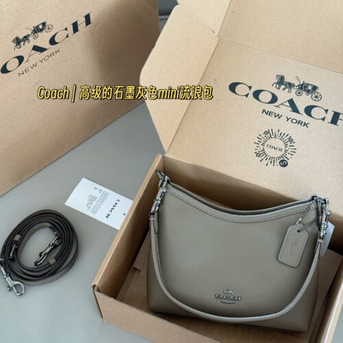 200 boxes
size：19*14cm
Today's New Products|
C's mini Laurel stray bag is so cute!
Two shoulder straps slung diagonally under the armpits
In summer, I changed into a small skirt and paired it with a small stray bag,
Super cute