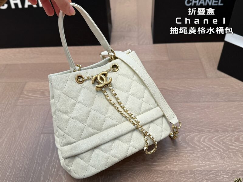 9888d7bf69.jpg Counter gift box packaging
Chanel Chanel
Drawstring bucket bag, comfortable and classic
Show fashion while being more charming
Durable yet modern fashion
The daily preferred choice for elegant women
Size 20 16