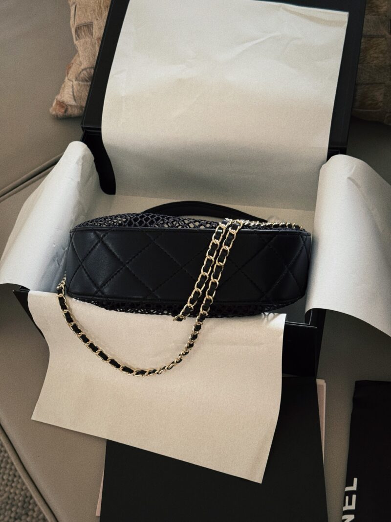 988f113edd.jpg 215235 (brooch) box
Size: Upper width 24 * 15cm
Xiaoxiangjia 25S fishing net bag
You can DIY it perfectly with the brooch! (( ?? The style of the brooch is fixed
It's too fragrant to love
There is also a small card bag inside, which can hold ...