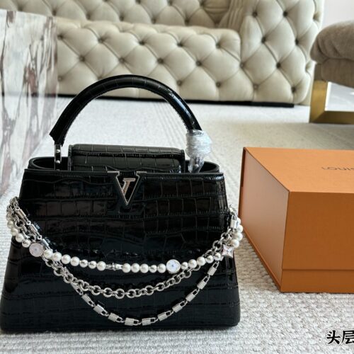360 gift box cowhide
size :20cm
L Capucines handbag
Full grain grain top layer cowhide!
It feels low-key but has a luxurious texture!!
classic! classic!