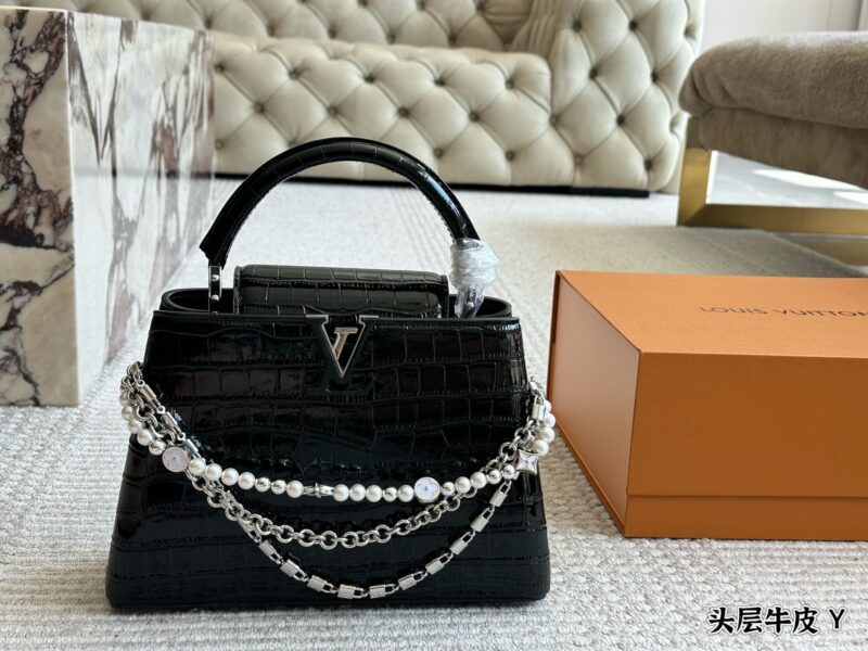 98ab054117.jpg 360 gift box cowhide
size :20cm
L Capucines handbag
Full grain grain top layer cowhide!
It feels low-key but has a luxurious texture!!
classic! classic!