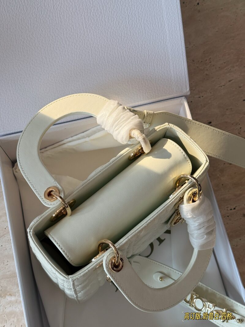 98cc6113a3.jpg 265 box
Size: 21cm (4 grids)
- Lady milkshake bag customized version returns!
D's consort, super eye-catching!
High end quality, free comparison of details,
Don't get too involved, dear!
Starting my summer with Dior Consort