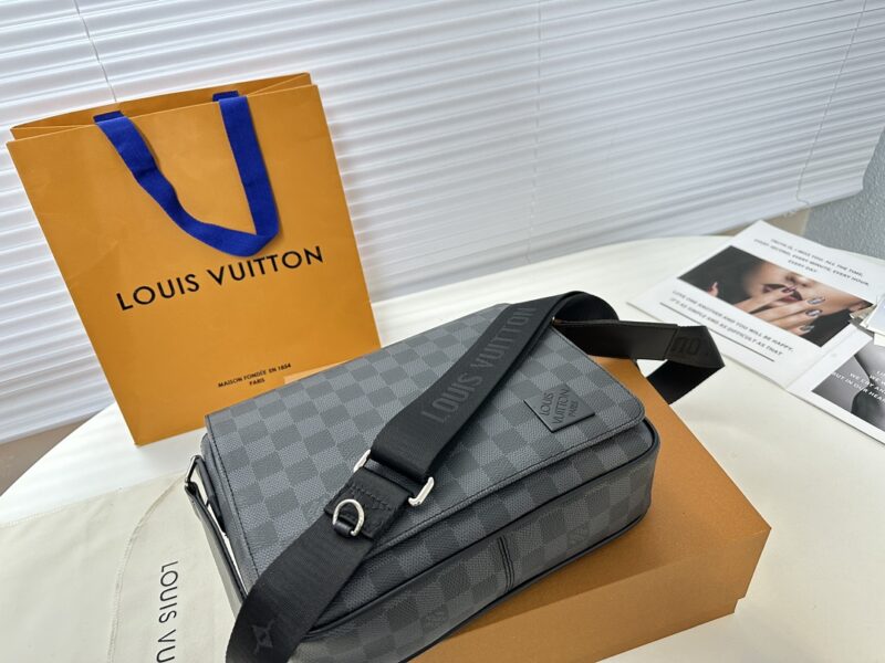 Comes with a premium gift box (top of the line original order) M 42710 checkerboard pattern
This District small mailman bag is more square and compact than the previous version, reinforced with Damier Graphite coated canvas for classic contours and d...