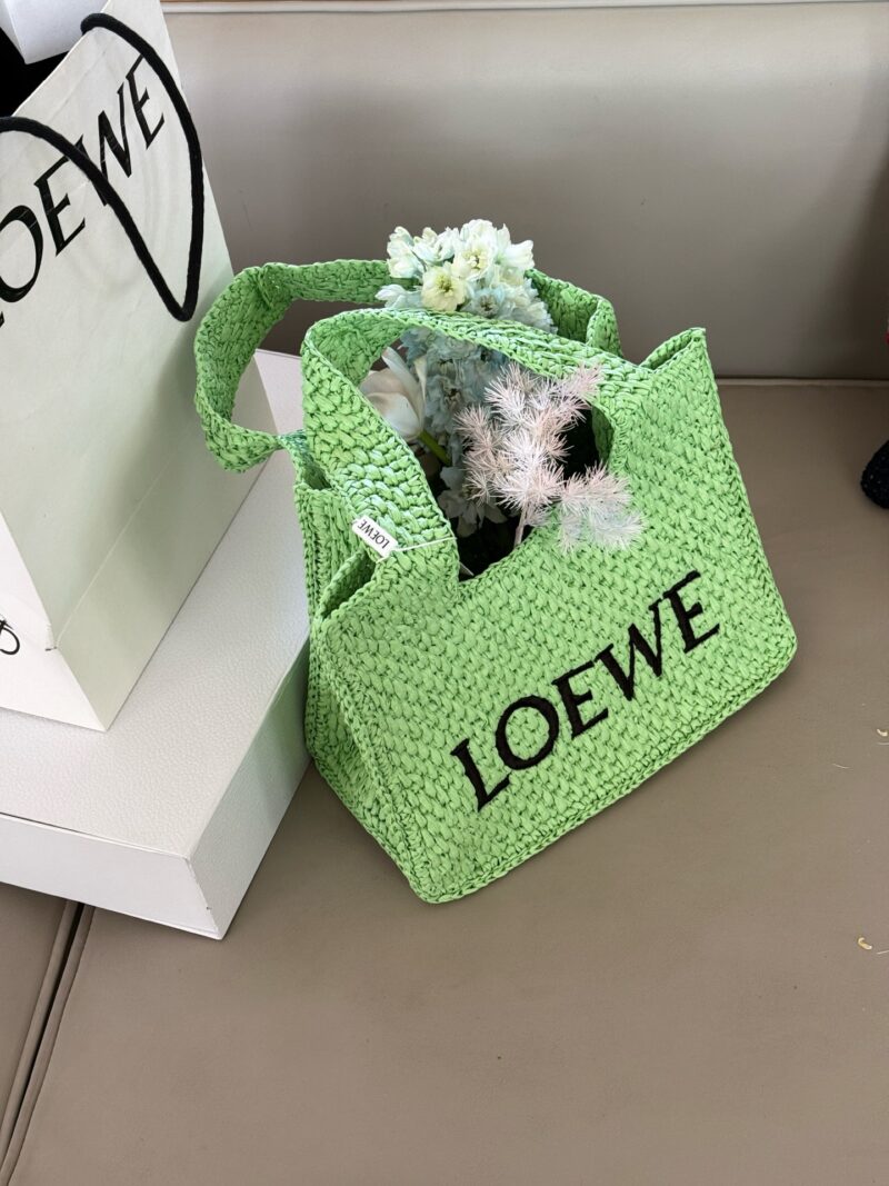 98d6c98dc5.jpg 230 box
size:30*25cm
LOEWE | Grass woven bag
Don't you have such a beautiful straw woven bag in summer?
Anagram Basket
A bag full of summer atmosphere for picnics, outings, outings, and sea views