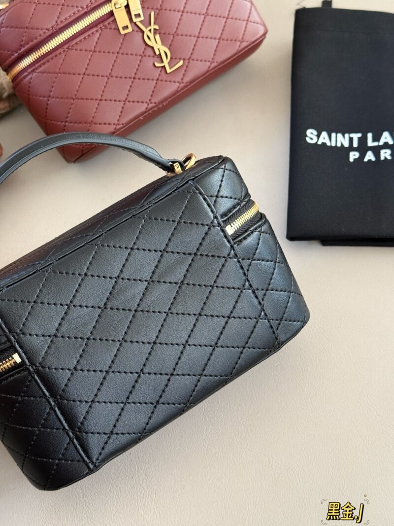 98f6794836.jpg 235 box
size:19*11cm
YSL New Style | Exquisite Small Box Bag
The new and well behaved Gaby handbag can be carried by hand or slung diagonally
Put all the daily items down