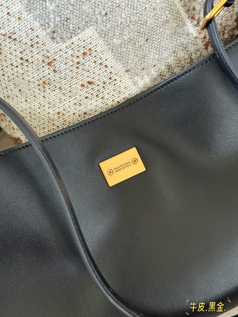 98f6fe5a65.jpg 310 box cowhide
size:35*16.5cm
Balenciaga's new Belair armpit bag
Cool and relaxed armpit bag
The feeling of laziness on the upper body is immediately felt
I really like this convenient and cool super practical big bag!
