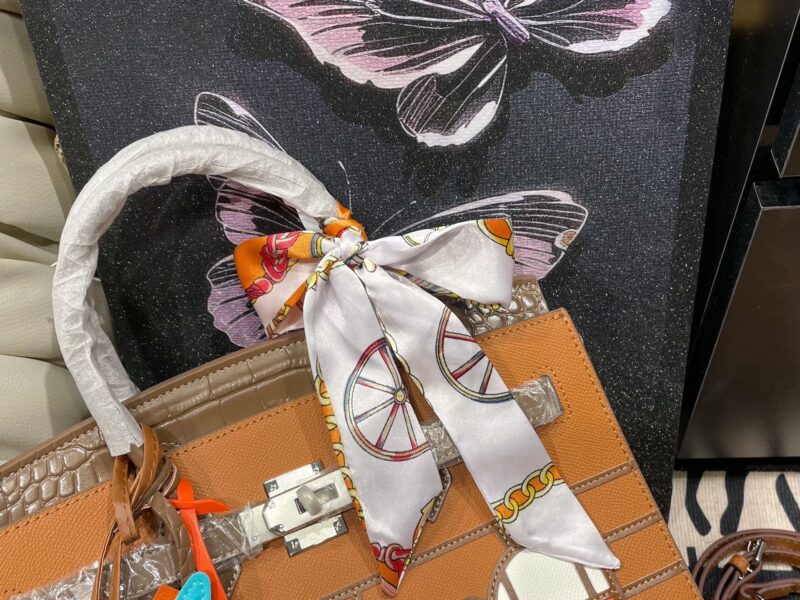 98faf2a520.jpg Folding box ? Airplane Box
Hermes new Birkin house handbag
The elements of the house seem to bring fairy tales into reality
Unique and adorable, absolutely eye-catching ??
Open the mouth, pick up the casual, lazy and buckle up temperament
Exqui...