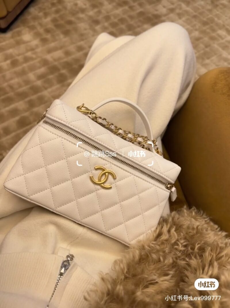 9901840577.jpg Chanel 25p Chicken Yellow! It is said that it has been very popular recently?
The bag weighs very light
Bright Chicken Yellow
I'm already looking forward to spring~