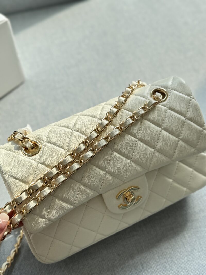 9904521961.jpg 220 folding box
size:23.5×14
CHANEL Classic Flap CF Series Caviar Chain Bag with Lid Cover, Single Shoulder Crossbody Bag
The soft and sticky texture of the leather is very good and elegant, but it still needs to be vintage~
Exquisite and compact,...