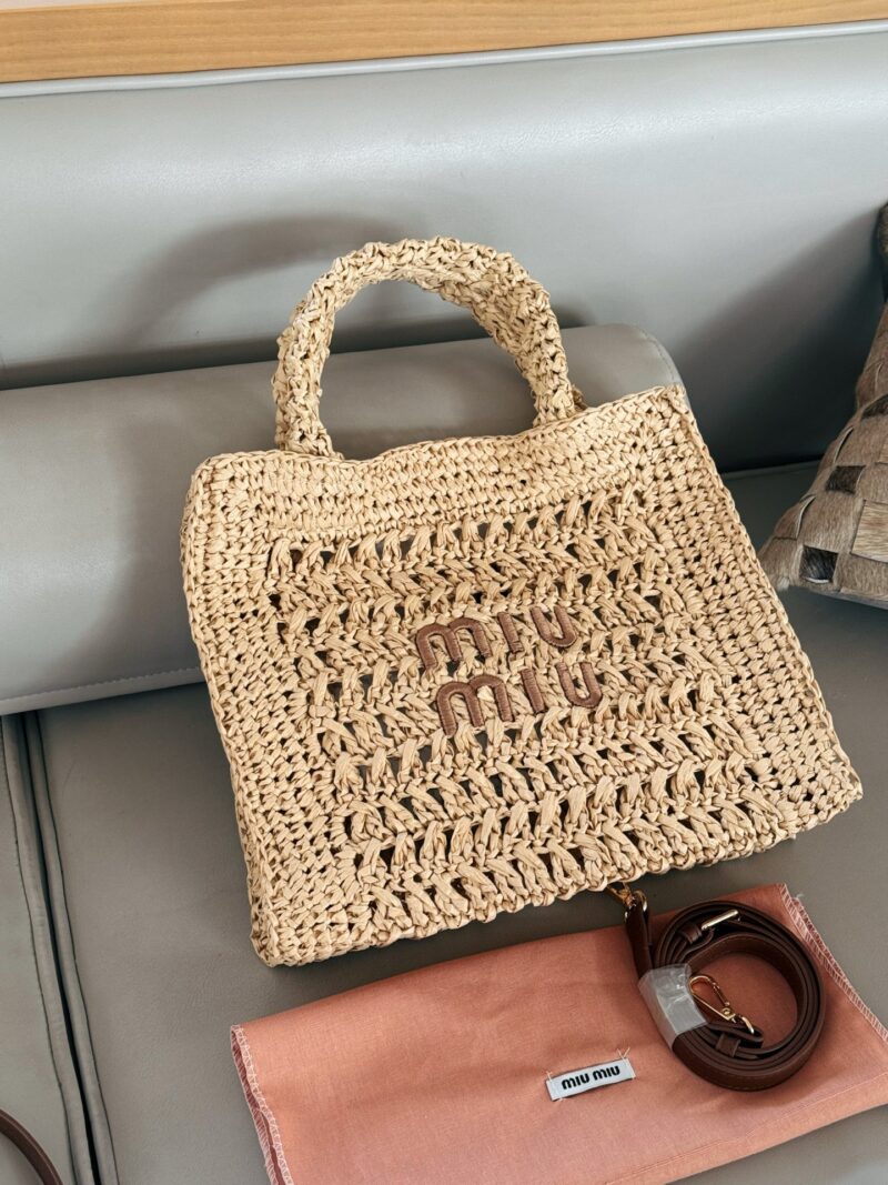 992efaec7d.jpg 200 boxes
size:30*25cm
Miumiu Summer Limited Edition|
New woven vegetable basket
The burnt Hobo Lafite Grass
The cute cowhide iconic logo becomes a highlight, it's so beautiful