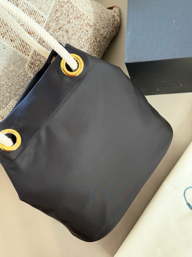 993ae4ed43.jpg 210 box
size:26*25cm
Prad 25 Spring/Summer Novice Bag is Here
It looks more futuristic now~
The small handbag with dragon cloth surface and coarse hemp rope is so cute, I love it!
Nylon bucket bag