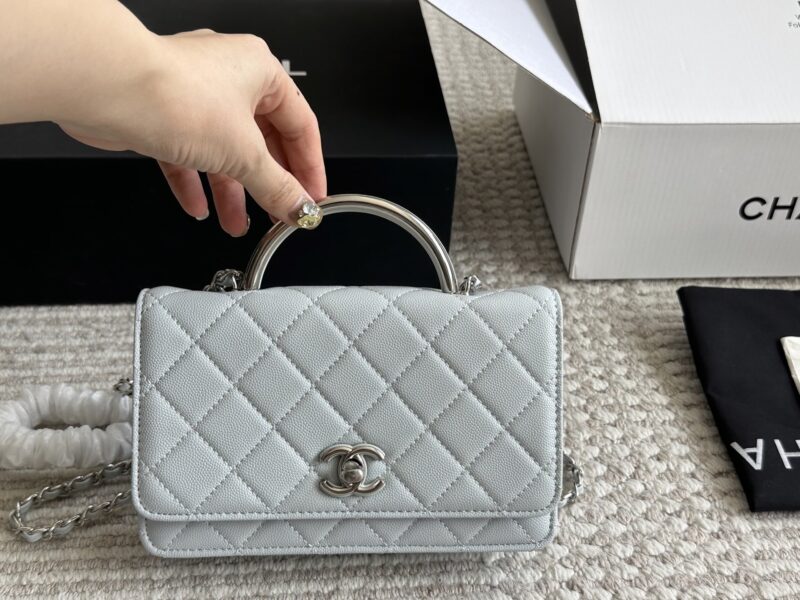 994973a344.jpg 230 boxes (caviar cowhide ma)
size:20*13cm
Xiaoxiang Family Wealth Bag
New controller
The most aesthetically pleasing WoC/metal handle
You must arrange for yourself
The latest model of 25ss!