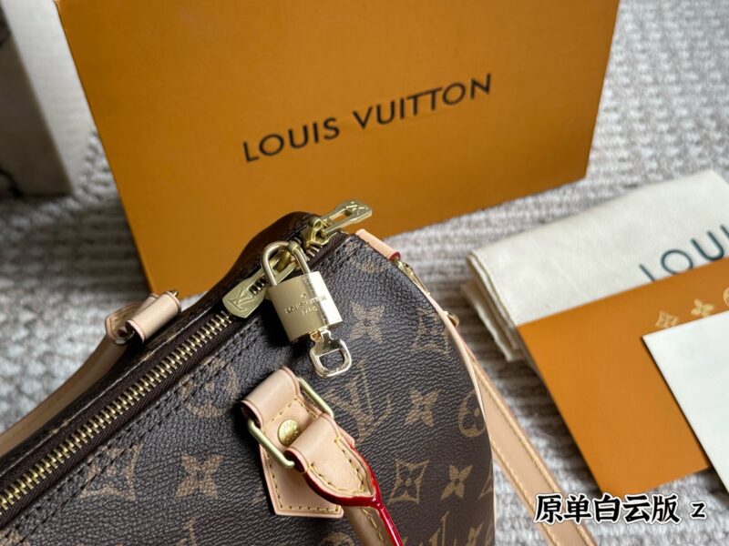 995733e594.jpg Baiyun edition 399 with box
size:25cm
L Home SPEEDY25
Original single pillow bag
Taiwan imports color changing leather
Bronze Hardware (Folding)
Search for Lv pillow bag