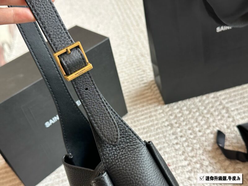 99af4d2362.jpg 240 box cowhide
Size: 16 * 15cm (mini)
Who hasn't owned it yet
ysl soft hobo! I really love this bag
Extremely practical!
Choose it for the big bag~
The leather feels so good!