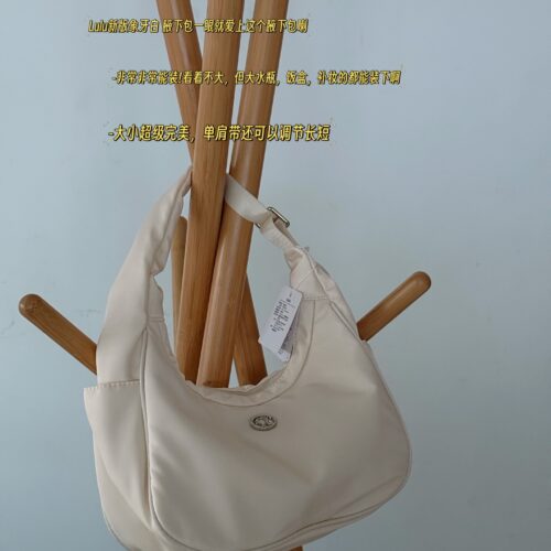 170 without box
size：29*17.5cm 4L
Lulu new ivory white armpit bag
I fell in love with this armpit bag at first glance
This year's new version is equipped with a small logo, which feels more exquisite and high-end. Lulu's new products can't escape a...