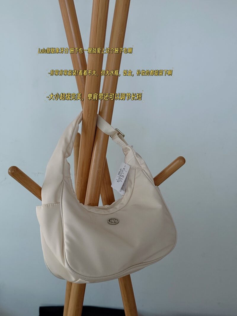 99e7df06df.jpg 170 without box
size:29*17.5cm 4L
Lulu new ivory white armpit bag
I fell in love with this armpit bag at first glance
This year's new version is equipped with a small logo, which feels more exquisite and high-end. Lulu's new products can't escape a...