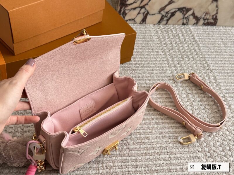 99eea1839d.jpg 300 boxes
size:21*13cm
L's new small postman Metis
Freshly baked colors in spring and summer
The perfect sized LV mailman bag is here
The usage rate is super high!
Cute and lovely finally!! It's out!