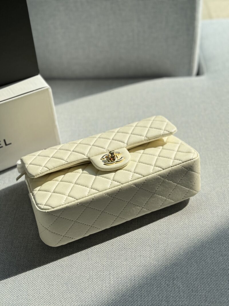 220 folding box
size：23.5×14
CHANEL Classic Flap CF Series Caviar Chain Bag with Lid Cover, Single Shoulder Crossbody Bag
The soft and sticky texture of the leather is very good and elegant, but it still needs to be vintage~
Exquisite and compact,...