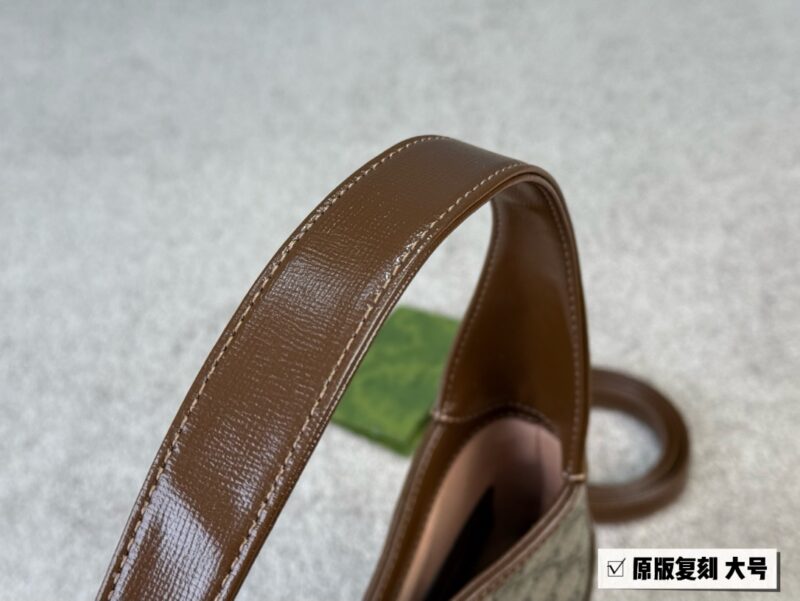GG new 1961 armpit bag looks better the more you look at it
Size: 28 * 19 (large)
That's really amazing!
Both big and small phones
Can be worn under the armpit or slung diagonally
Don't say much, it depends on the quality!
???? Cowhide quality