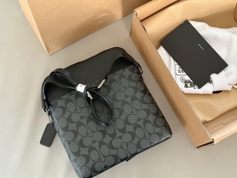 99faf25f4e.jpg 250 boxes
size:24*27cm
Coach C Men's Home~Square Bag/Pilot Crossbody Bag/Postman Bag
Are you ready for the 520 gift?
Exquisite three-dimensional, simple yet profound!
Very practical and convenient!