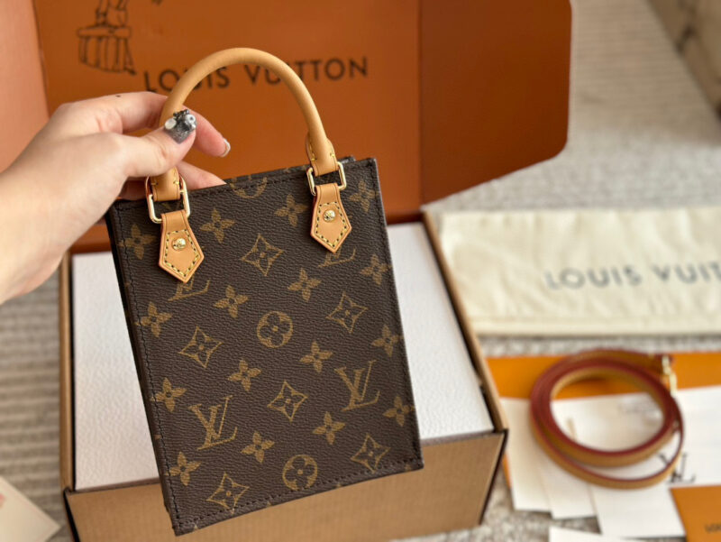 9a2932d496.jpg 200 boxes
size:14×17×5cm
L Home Mini Shopping Bag
Lv music score package shipped
?? High order yellow skin! Upgraded version!
Can be carried by hand with long shoulder straps and crossbody straps
I instantly fell in love with it as soon as I ...