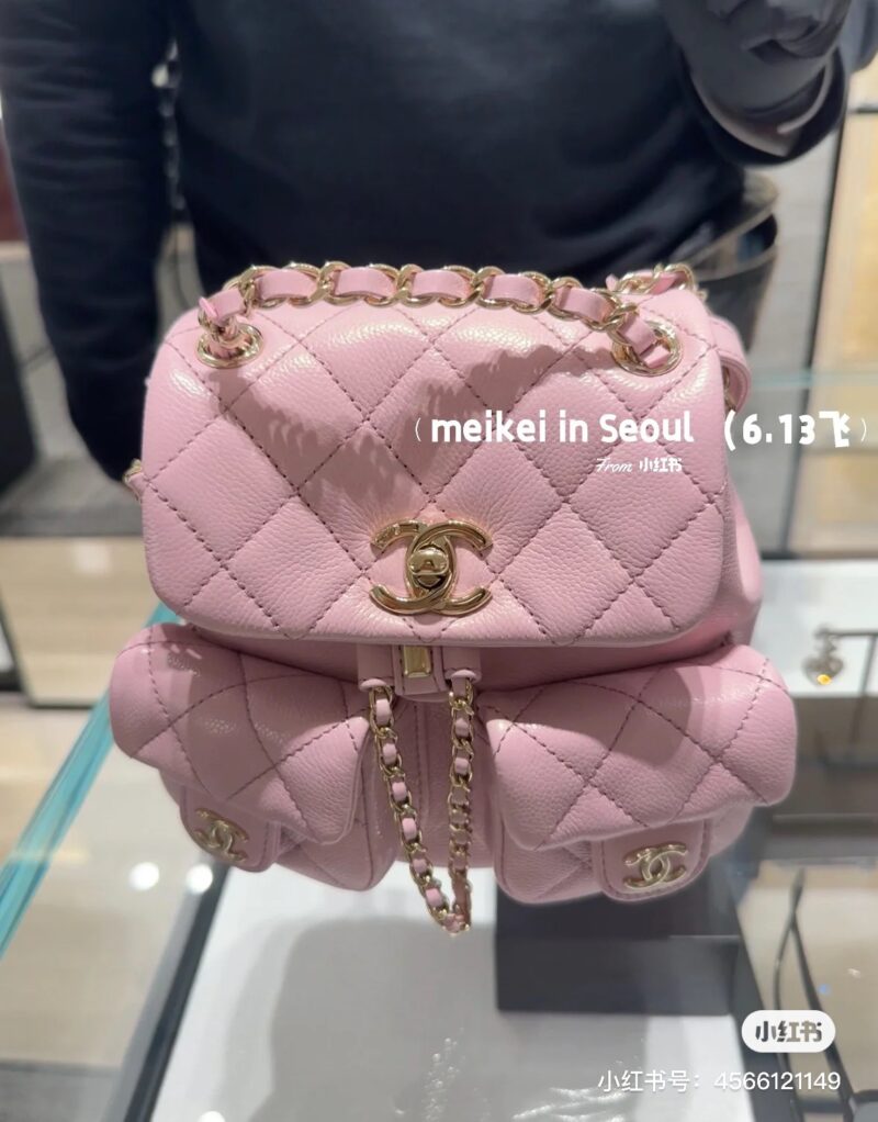 9a29473d2a.jpg Chanel backpack really looks great - full of girlish hearts, and it's just the right size