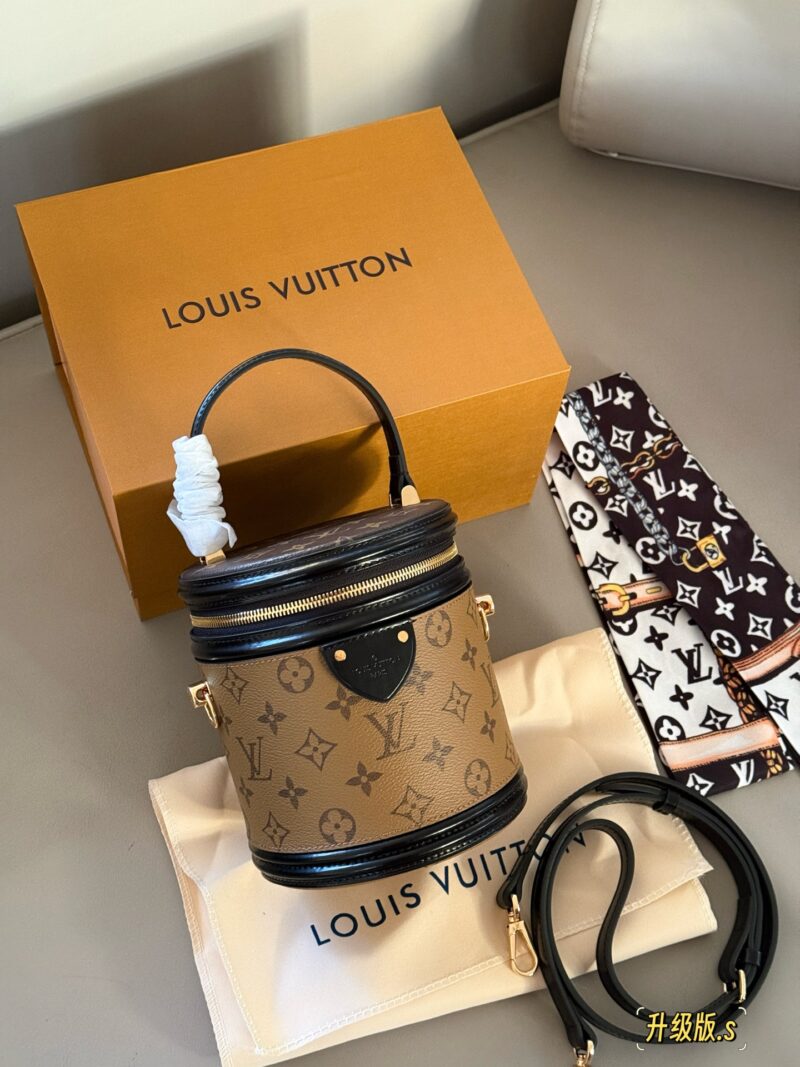 9a38e17886.jpg 265 box (520 plus free silk scarf!)
size:17cm
L family cans bucket bag
Money Bucket! Money Bucket!
It's really special!
The more you use it, the more fragrant it becomes!!!
Versatile and practical black genuine leather
Original canvas coating with ...