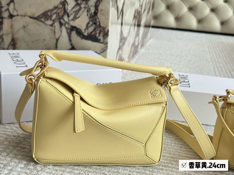 9a42d41e39.jpg 225 255 box
Size: 18 * 11cm (small size)
24 * 15cm (large size)
Loewe Geometry Package Puzzle
A very textured color,
Vanilla Yellow Puzzle Edge is very high-end!
?? Cowhide quality!
Completely hold on!
