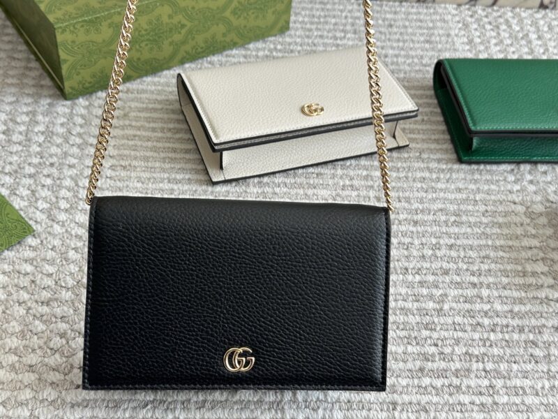 9a71e52fc0.jpg 200 boxes
size:20*14cm
GG cowhide mini chain bag
Equipped with chains ??
Another cute little one!