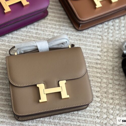 Comes with a complete set of packaging
size：19*15cm
H's flight attendant bag, Kangkang bag,
Original hand sewn,
???? Swift cowhide/silver buckle
Original logo complete