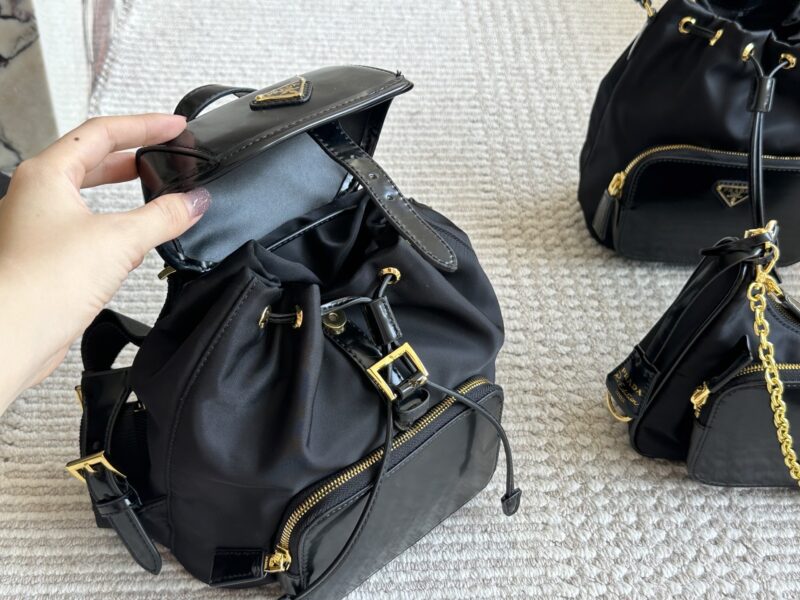 9a8103d724.jpg 220 sets of boxes
size:21 24cm
Prada Hobo Nylon Backpack
Seeing the physical object is truly perfect!
package ??
Designed to be super convenient and comfortable!