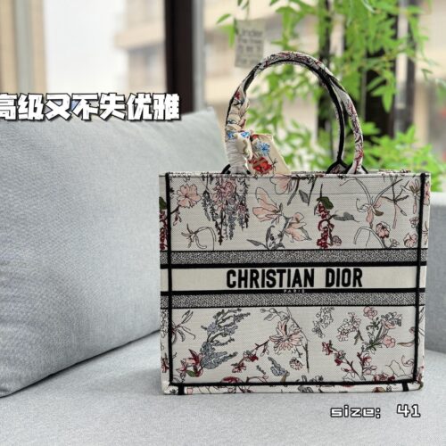 Color card ??
DIOR Dior BookTote Embroidered Tote Bag Tote Bag Shopping Bag Tote Bag Handbag