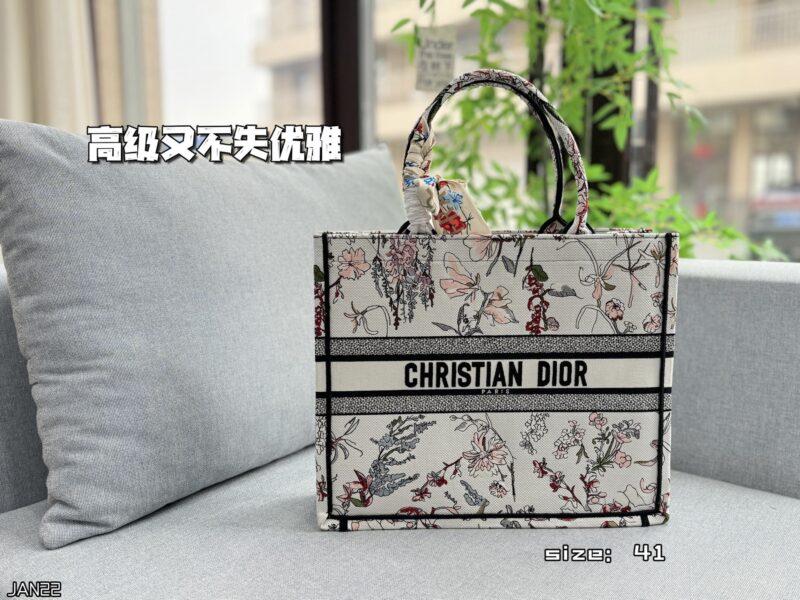 Color card ??
DIOR Dior BookTote Embroidered Tote Bag Tote Bag Shopping Bag Tote Bag Handbag