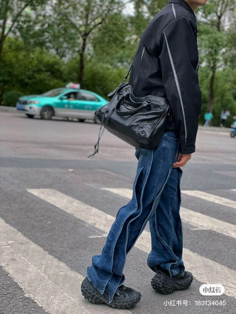 Balenciaga black silver motorcycle bag is so cool that tears come to my eyes. Balenciaga motorcycle bag is fashionable, cool and handsome. I love it
Even going to work on the street cannot stop it from exuding a charming and carefree feeling
It is de...
