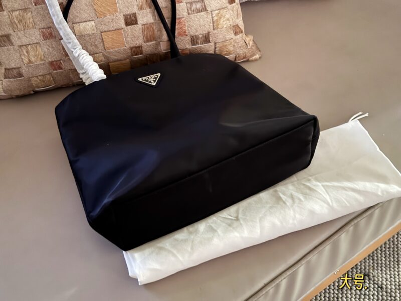 9a8df945a8.jpg 190 without box
Size: 32 * 28cm (small)
36 * 30cm (large)
The evergreen tree of the medieval era
Minimalist daily practicality
Prad Handheld Underarm Tote
Black recycled nylon handbag shoulder bag
Practical lightweight commuting bag basic model!