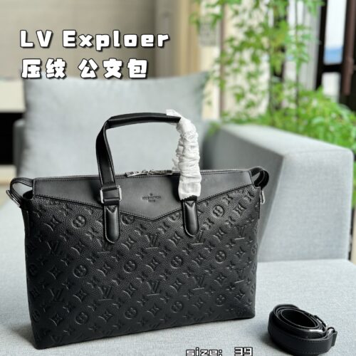 Cowhide 355
size：39×28
LV Exploer embossed commuting bag, office bag, computer bag, shoulder bag, crossbody bag, handbag
Simple and practical, with a premium yet understated texture, suitable for both business and leisure, and featuring vintage fl...