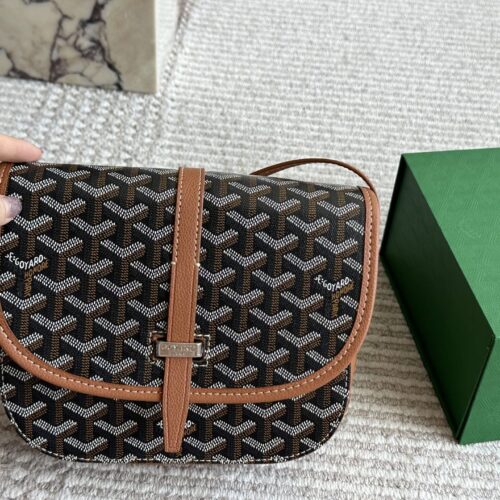 240 boxes
size：22 16cm
Goya Goyard Camera Bag
Boys and girls use it!
The upper body effect is absolutely stunning~
Very easy to match in daily life~
Both boys and girls can buy it!
