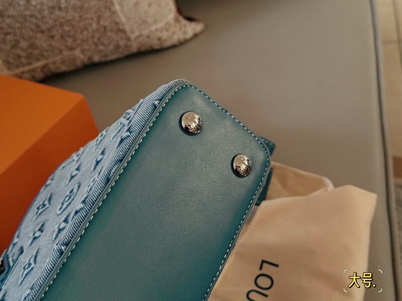 9aa7eada38.jpg 220230 box matching
Size: 22 * 13cm (new horizontal version)
28*17cm
L Capucines handbag
Full grain Taurillon cowhide cutting
It feels low-key but has a luxurious texture!!
classic! classic!