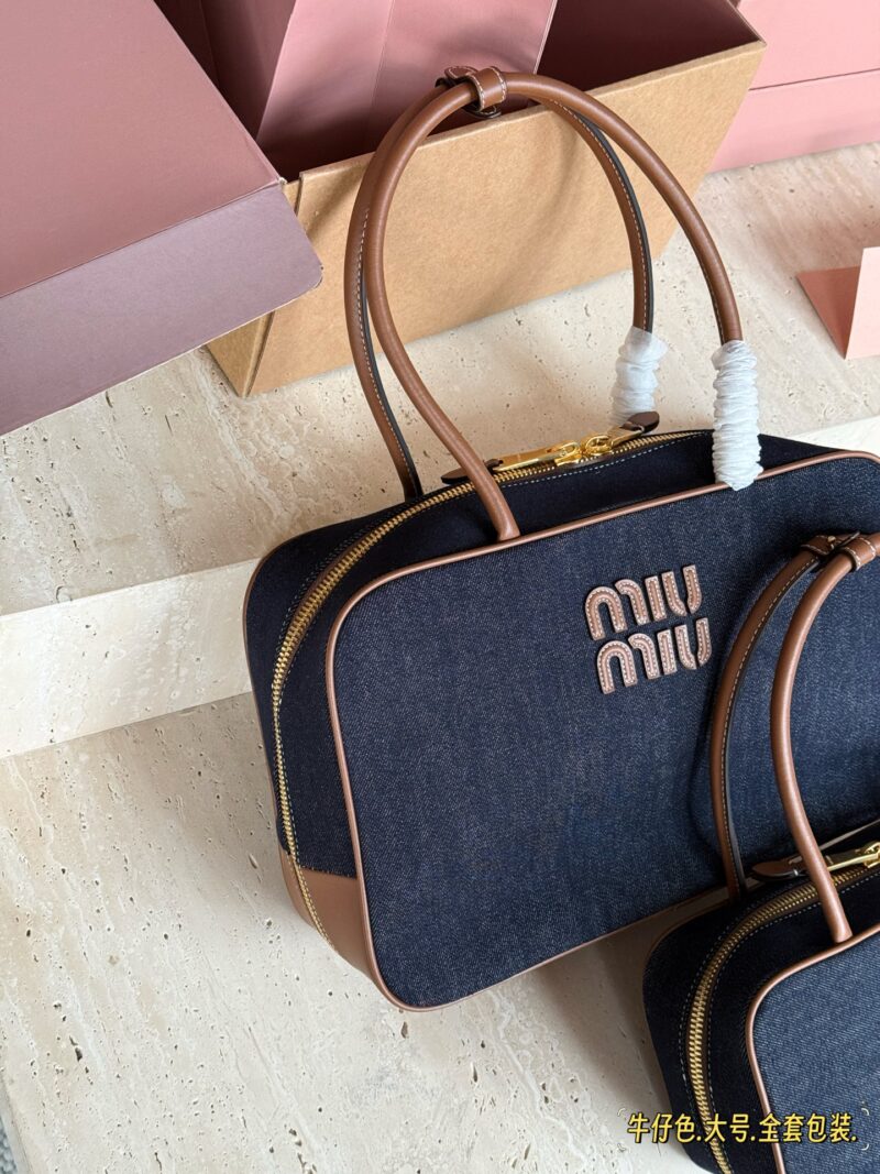 9ac44965dd.jpg 320310 comes with a complete set of packaging
Size: 35 * 22cm (large)
28 * 15cm (small)
Miumiu bowling/briefcase/
Miu is here to steal money again! The new denim briefcase is here!
It's nice to carry on your back
The appearance is Princess Miumiu!