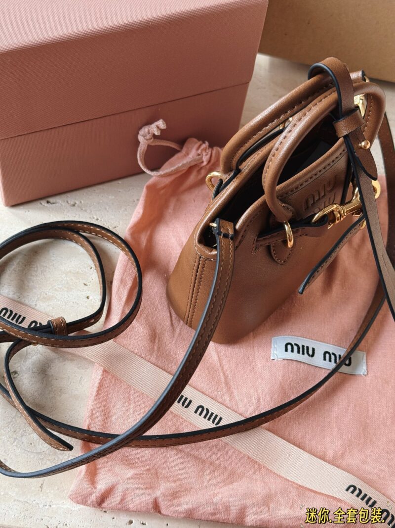 260 box full set packaging
size：13*10cm
Miu Aventure Shell Bag is so cute
When the tote bag is reduced in size
It's so cute
Exquisite walking, retro beauty, and a sense of visual appeal~
A small bag that can be used as a pendant and can be used as ...